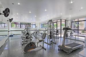 un gimnasio con cintas de correr y equipo cardiovascular en un edificio en Tulip Inn Fortaleza, en Fortaleza