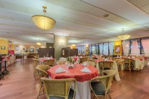 un comedor con mesas y sillas con mantel rojo en Tulip Inn Fortaleza, en Fortaleza