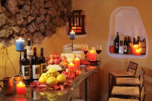 een tafel met een stel wijnflessen en kaarsen bij Su Gologone in Oliena