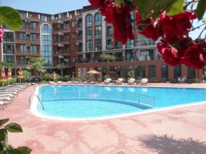 a large swimming pool in front of a building at Chateau del Marina Apart Complex in Nesebar