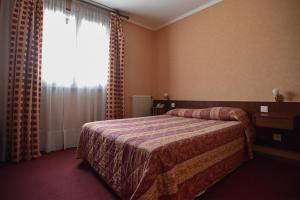 a hotel room with a bed and a window at le Santa Maria in Santa-Maria-Siché