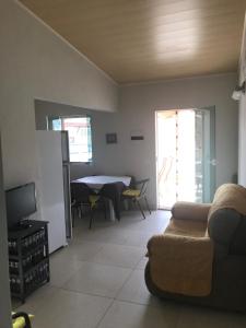 een woonkamer met een bank en een tafel bij Casa Rosemary in Lauro de Freitas
