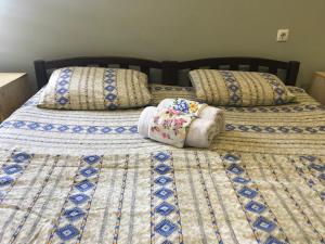 - 2 lits avec des oreillers et des serviettes dans l'établissement Mimino Guest House, à Koutaïssi