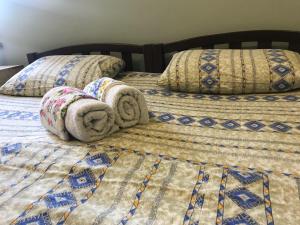 - 2 lits avec des oreillers au-dessus de l'autre dans l'établissement Mimino Guest House, à Koutaïssi