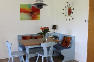 comedor con mesa y 2 sillas en Ferienhaus Rosental, en Wanfried