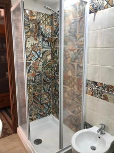 łazienka z prysznicem i umywalką w obiekcie Residenza Amante Center w Tropei +23 zdjęcia