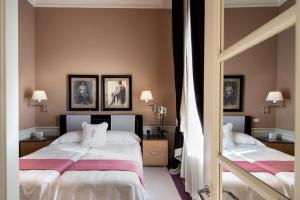 A bed or beds in a room at Palazzo Vecchietti - Residenza D'Epoca