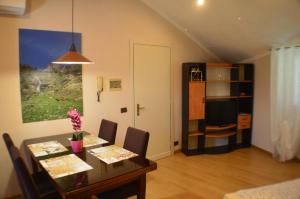 ein Esszimmer mit einem Tisch und Stühlen sowie ein Zimmer in der Unterkunft Appartamento Mara in Domodossola