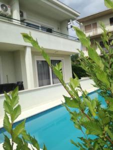 Bazén v ubytovaní Villa Barbara-Kastela with heated pool alebo v jeho blízkosti