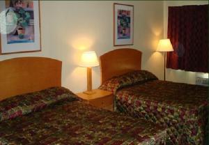 Postel nebo postele na pokoji v ubytování Cedars Inn Lewiston