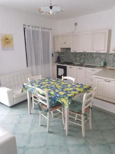 una cucina con tavolo e sedie di Petra Marina Suite a Pisciotta