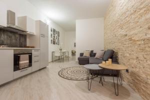 una sala de estar con un sofá y una mesa en Via San Giacomo 10, en Cagliari