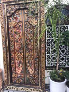 Riad Maison Belbaraka في مراكش: باب خشبي كبير عليه نمط زهور