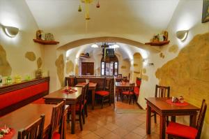 Un restaurante o sitio para comer en Pension Pod Radnicí