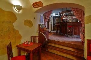 Reštaurácia alebo iné gastronomické zariadenie v ubytovaní Pension Pod Radnicí