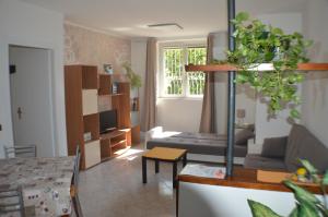 ein Wohnzimmer mit einem Sofa und einem Tisch in der Unterkunft Appartamento Mara in Domodossola