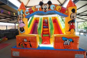 un juego inflable de carnaval en un centro de juegos en Camping & Village Rais Gerbi en Pollina