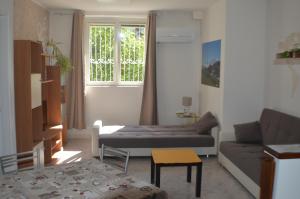 uma sala de estar com um sofá e uma janela em Appartamento Mara em Domodossola
