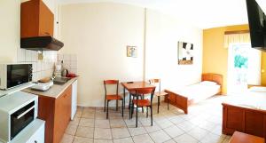 a kitchen and living room with a table and chairs at Amalia in Paleo Tsifliki