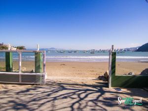 - une vue sur une plage avec 2 balançoires dans l'établissement Cabanas São Miguel, à Penha