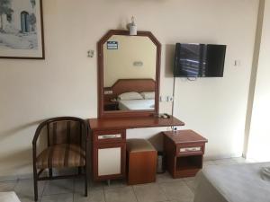 een kaptafel met een spiegel en een stoel bij Muz Hotel in Alanya