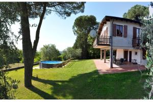 洛納托的住宿－Villa Mira - pool - view - aircon，一座带庭院和游泳池的房子