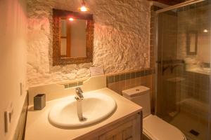 Kúpeľňa v ubytovaní Casa con encanto en Alájar- El Bosque mágico de Alájar