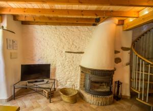 Televízia a/alebo spoločenská miestnosť v ubytovaní Casa con encanto en Alájar- El Bosque mágico de Alájar