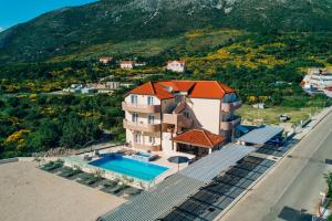 eine Luftansicht eines Hauses mit Pool in der Unterkunft Sun Haven Luxury Apartments in Cavtat