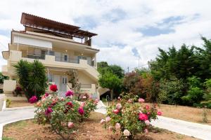 a building with flowers in front of it at Rose's House (Near Airport) in Artemida