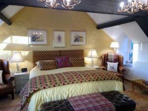 Tempat tidur dalam kamar di Yr Hen Felin - The Old Mill B&B