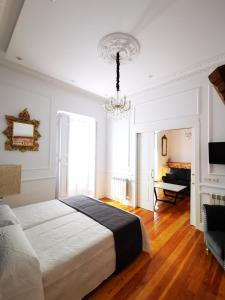 Postel nebo postele na pokoji v ubytování Rua Suites Boutique