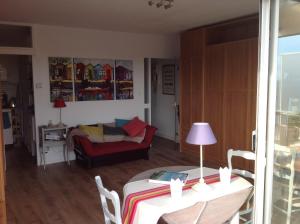 una sala de estar con una mesa y un sofá en Studio joigny Pereire, en Arcachon 22 fotos más
