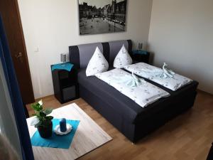 a small bedroom with a bed and a table at Pension Bremer in Lindenthal