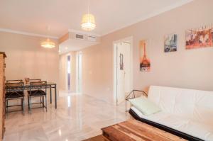 Posedenie v ubytovaní Beach and golf apartament