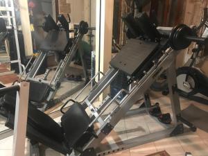 Fitness centrum a/nebo fitness zařízení v ubytování Microcosmos Halepas