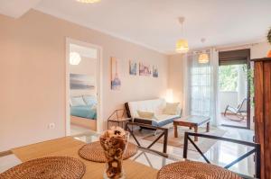 uma sala de estar com uma mesa e um sofá em Beach and golf apartament em Benalmádena