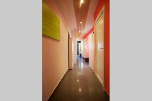 einen Flur eines Bürogebäudes mit einem langen Korridor in der Unterkunft Habitacion junto Torres Serranos in Valencia