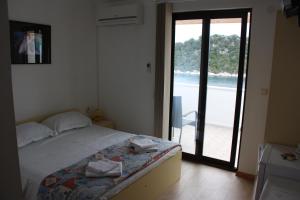 拉斯托伏Guesthouse Santor的一间带床的卧室，可欣赏海滩美景