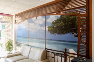 un soggiorno con finestra affacciata sull'oceano di Family apartment "Sunny House" a Nesebar