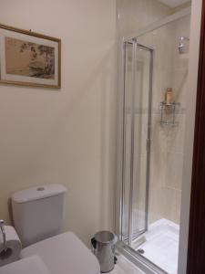 biała łazienka z prysznicem i toaletą w obiekcie HayLaneLodge w mieście Solihull