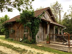 ein altes Haus mit einem Tisch davor in der Unterkunft Ma Cabane à Sarlat in Sarlat-la-Canéda