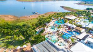 uma vista aérea de uma piscina num resort em Prive Thermas - OFICIAL em Caldas Novas