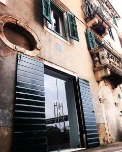 una ventana de un edificio con un reflejo en él en Apartments and Rooms Ille, en Šibenik