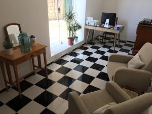sala de estar con suelo a cuadros en blanco y negro en Apartments and Rooms Ille en Šibenik