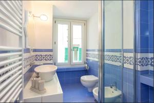un bagno bianco e blu con servizi igienici e lavandino di Il Pennello ad Amalfi