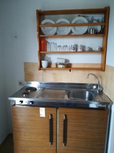斯基亞索斯鎮的住宿－Philippos Studios，厨房设有水槽和餐具架