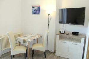 TV a/nebo společenská místnost v ubytování Appartment Vermietung Lütje