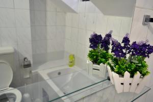 Un baño de Riverside apartment #1. View over Fortress Kastel 38 fotos más