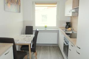 Kuchyň nebo kuchyňský kout v ubytování Appartment Vermietung Lütje